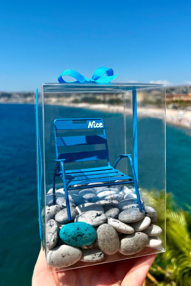 Coffret du Galet Bleu tenu en main face à la mer Méditerranée, à Nice