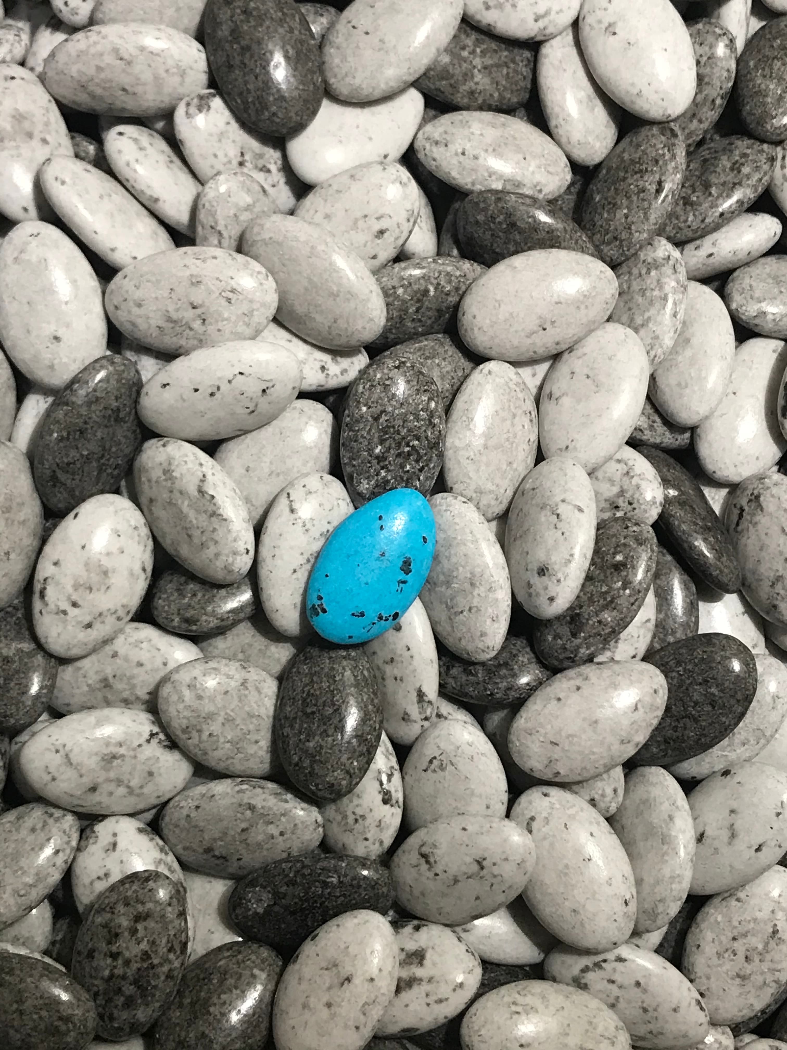 Tapis de galets en chocolat - un seul est bleu, comme l'âme de la maison